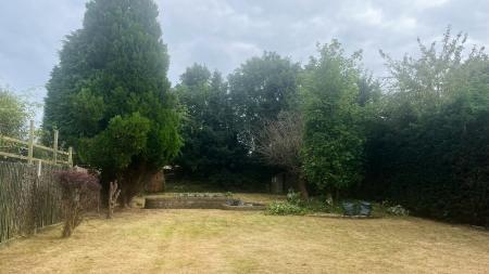5 bedroom Detached house to let in Waterer Rise, Wallington, SM6