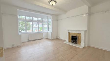 5 bedroom Detached house to let in Waterer Rise, Wallington, SM6