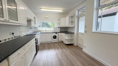 5 bedroom Detached house to let in Waterer Rise, Wallington, SM6