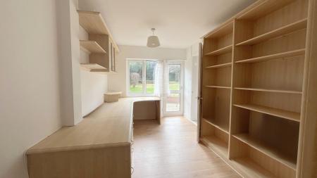 5 bedroom Detached house to let in Waterer Rise, Wallington, SM6