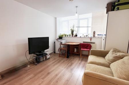1 bedroom Flat to let in 83 East Street, Epsom, KT17