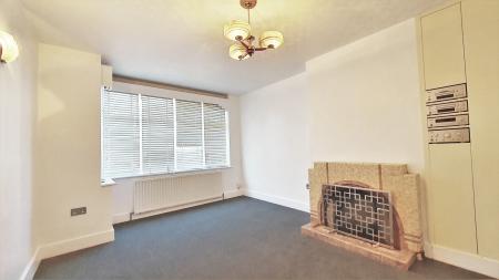 3 bedroom Semi-detached house to let in Harrow Road, Carshalton Beeches, Carshalton, SM5