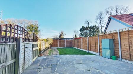 3 bedroom Semi-detached house to let in Harrow Road, Carshalton Beeches, Carshalton, SM5