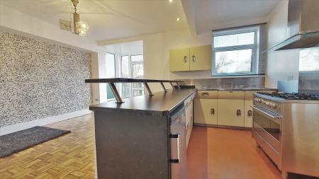 3 bedroom Semi-detached house to let in Harrow Road, Carshalton Beeches, Carshalton, SM5