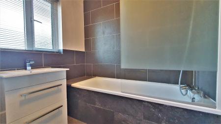 3 bedroom Semi-detached house to let in Harrow Road, Carshalton Beeches, Carshalton, SM5