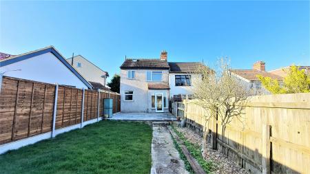 3 bedroom Semi-detached house to let in Harrow Road, Carshalton Beeches, Carshalton, SM5