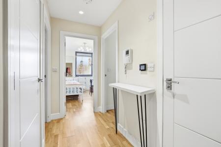 2 bedroom Flat for sale in High Street, Sutton, SM1
