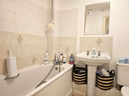 1 bedroom Flat to let in Malden Road, Cheam, Sutton, SM3