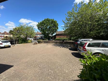 1 bedroom Flat to let in Malden Road, Cheam, Sutton, SM3