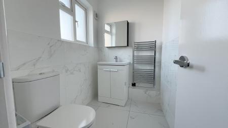 1 bedroom Flat share to let in Neville Walk, Carshalton, SM5