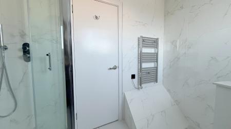 1 bedroom Flat share to let in Neville Walk, Carshalton, SM5