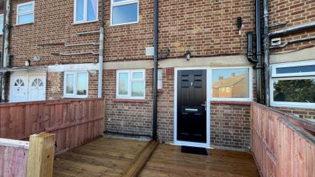 1 bedroom Flat share to let in Neville Walk, Carshalton, SM5