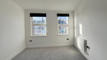 1 bedroom Flat share to let in Neville Walk, Carshalton, SM5