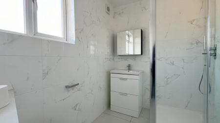 1 bedroom Flat share to let in Neville Walk, Carshalton, SM5