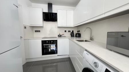 1 bedroom Flat share to let in Neville Walk, Carshalton, SM5