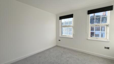 1 bedroom Flat share to let in Neville Walk, Carshalton, SM5
