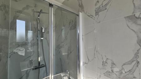 3 bedroom Semi-detached house to let in Church Lane, Coulsdon, CR5