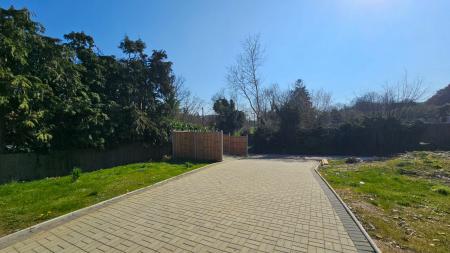 3 bedroom Semi-detached house to let in Church Lane, Coulsdon, CR5