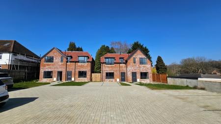 3 bedroom Semi-detached house to let in Church Lane, Coulsdon, CR5