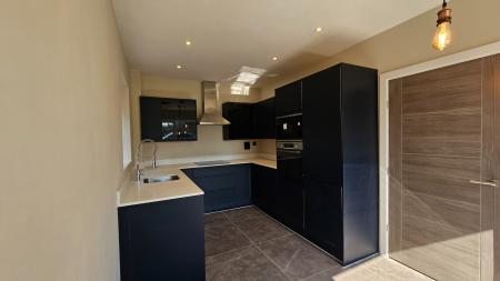 3 bedroom Semi-detached house to let in Church Lane, Coulsdon, CR5