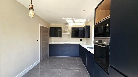 3 bedroom Semi-detached house to let in Church Lane, Coulsdon, CR5