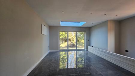 3 bedroom Semi-detached house to let in Church Lane, Coulsdon, CR5