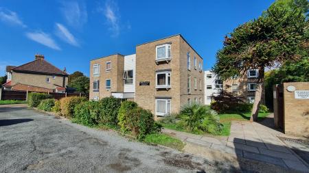 2 bedroom Flat to let in Beddington Gardens, Wallington, SM6