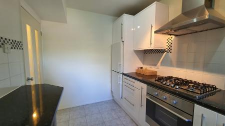 2 bedroom Flat to let in Beddington Gardens, Wallington, SM6