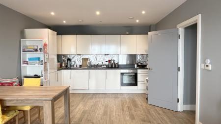 2 bedroom Flat to let in High Street, Sutton, SM1