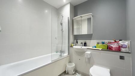 2 bedroom Flat to let in High Street, Sutton, SM1