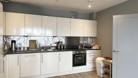2 bedroom Flat to let in High Street, Sutton, SM1