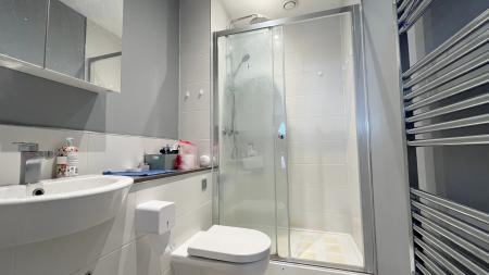 2 bedroom Flat to let in High Street, Sutton, SM1