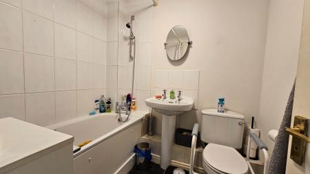1 bedroom Flat to let in Malden Road, Cheam, Sutton, SM3