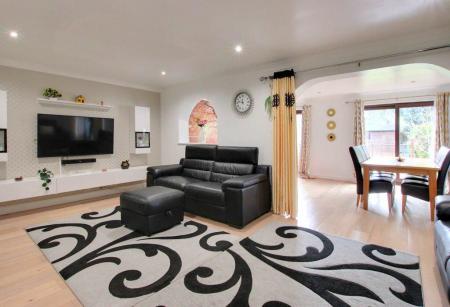 4 bedroom Detached house to let in Littlebrook Close, Shirley, Croydon, CR0