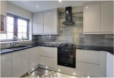 4 bedroom Detached house to let in Littlebrook Close, Shirley, Croydon, CR0