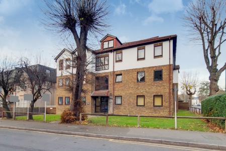 1 bedroom Studio flat to let in Burnell Road, Sutton, SM1
