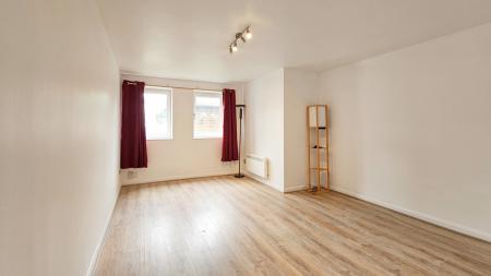 1 bedroom Studio flat to let in Burnell Road, Sutton, SM1