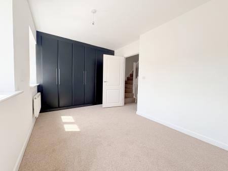 4 bedroom Town house to let in Damson Way, Carshalton Beeches, Carshalton, SM5