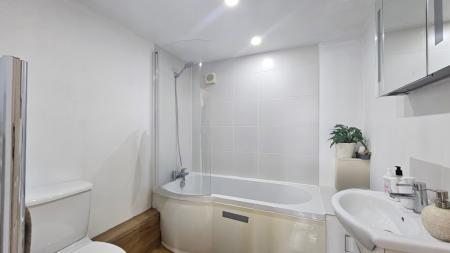 2 bedroom Flat to let in Woodmansterne Road, Carshalton, SM5