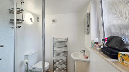 2 bedroom Flat to let in Woodmansterne Road, Carshalton, SM5