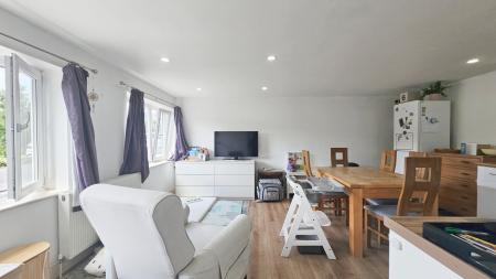 2 bedroom Flat to let in Woodmansterne Road, Carshalton, SM5
