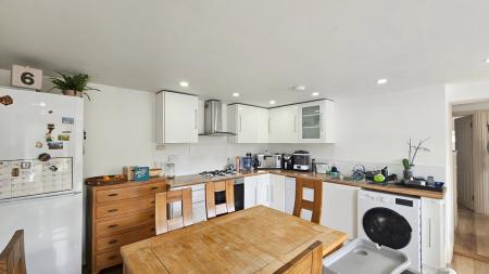 2 bedroom Flat to let in Woodmansterne Road, Carshalton, SM5