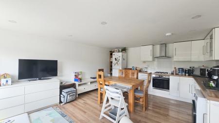 2 bedroom Flat to let in Woodmansterne Road, Carshalton, SM5