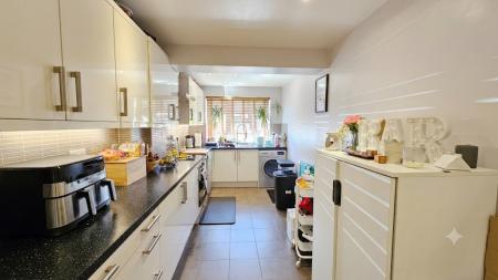 3 bedroom Semi-detached house to let in Carshalton Road, Cheam, Sutton, SM1