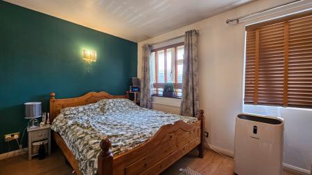 3 bedroom Semi-detached house to let in Carshalton Road, Cheam, Sutton, SM1