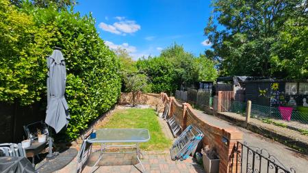 3 bedroom Semi-detached house to let in Carshalton Road, Cheam, Sutton, SM1