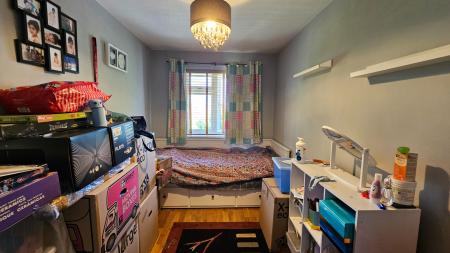3 bedroom Semi-detached house to let in Carshalton Road, Cheam, Sutton, SM1