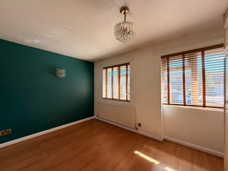 3 bedroom Semi-detached house to let in Carshalton Road, Sutton, SM1