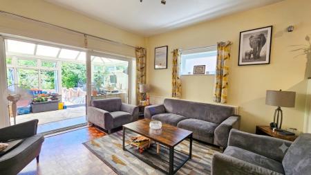 3 bedroom Semi-detached house to let in Carshalton Road, Cheam, Sutton, SM1