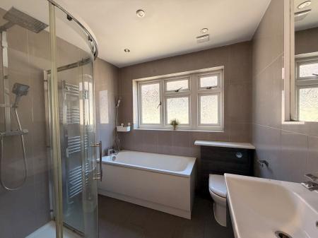 3 bedroom Semi-detached house to let in Carshalton Road, Sutton, SM1